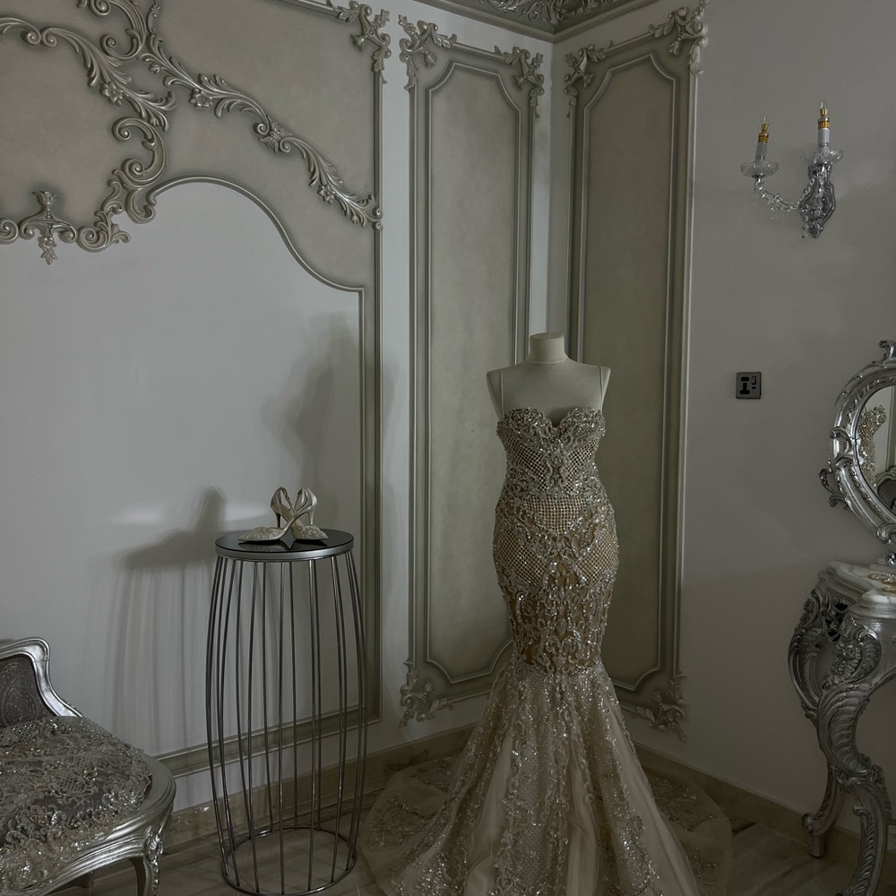 Elegant White Lace Wedding Dress - Picture 10 of 12